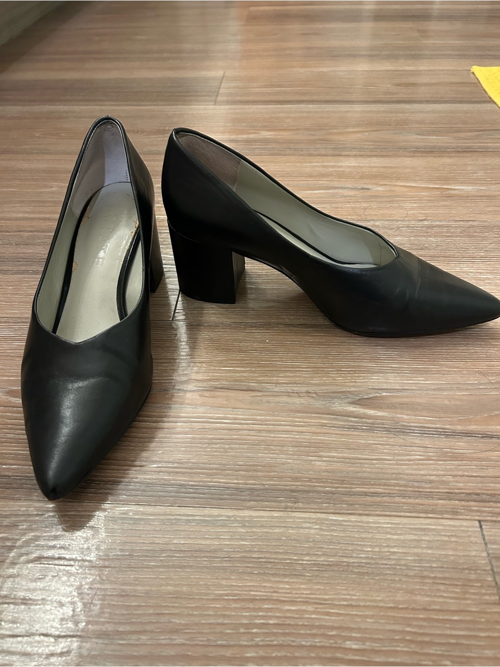Classic Black leather Pointed-Toe Block Heel Pumps - Women